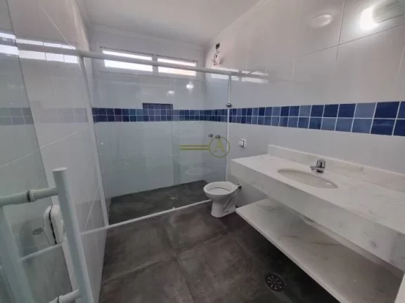 Imagem Casa térrea, alto padrão, de esquina e apenas 150 metros da praia, à venda