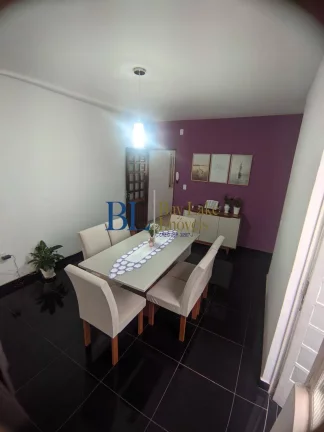 Casa Ampla com 4 Dormitórios, Suíte e Garagem para Até 7 Carros