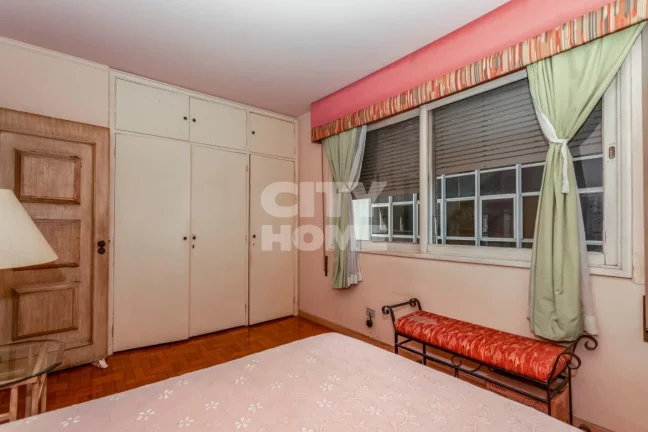 Imagem Belíssimo apartamento em edifício histórico na rua mais charmosa e arborizada de Higienópolis. A...