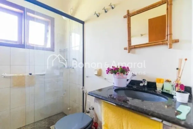 Imagem Linda e espaçosa casa com área construída de 600 m² em um terreno de 1.056 m². A residência, m...