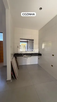 Imagem Casa geminada na Zona Norte de Londrina com 2 dormitórios, sendo 1 suíte, banheiro social, sala e cozinha integradas, 1 vaga de garagem e 125 m² de terreno