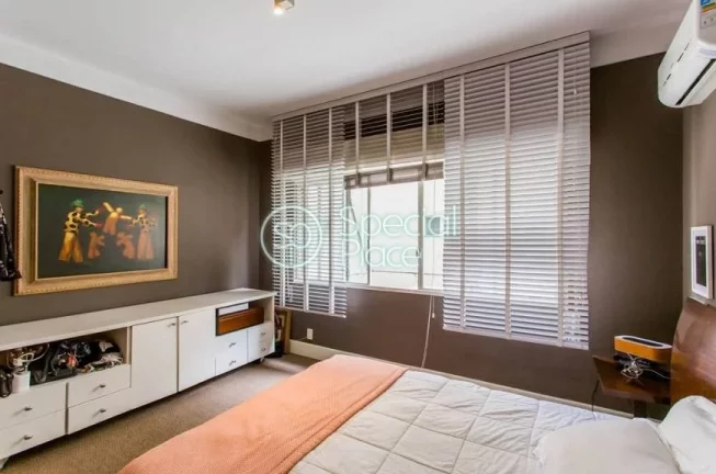 Imagem Excelente apartamento com 208m² no Jardim América. Amplo e ensolarado living com varanda, 03 dormi...