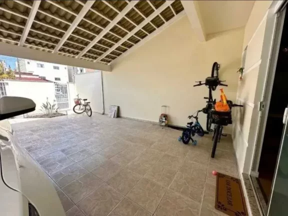 Imagem Sobrado alto padrão com 3 dormitórios e 3 vagas de garagem, com amplo jardim - Camboriú/SC