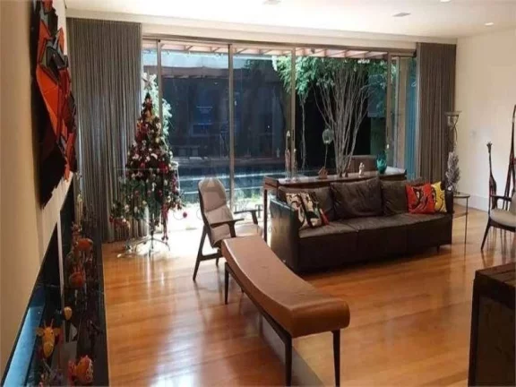 Imagem Vendo Belíssima casa de condomínio no Jd. Europa com 480 m² com 4 suítes e 4 vagas. Imóvel com projeto requintado em exclusivo condomínio de apenas 6