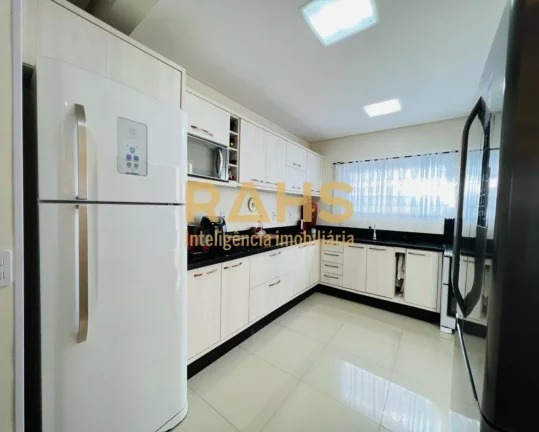 Imagem Sobrado Averbado, aceita financiamento, com 1 suíte e 3 quartos, 2 vagas de garagem à venda no bai...