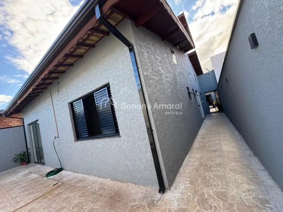Imagem Linda casa totalmente reformada, localizada na parte alta do bairro, em região tranquila e de excel...