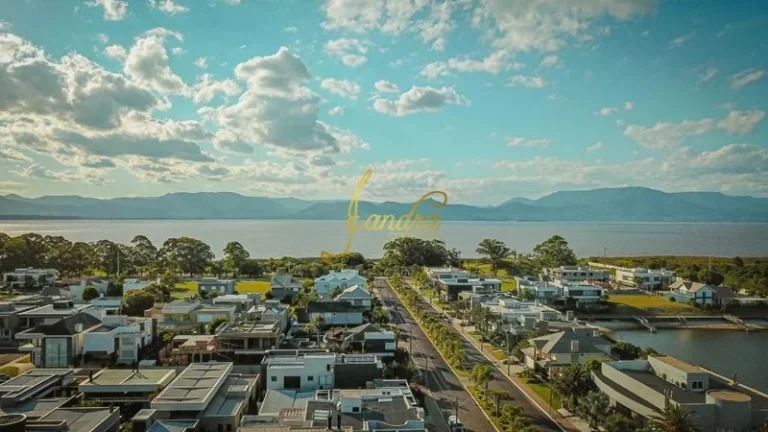 Imagem Sobrado em condomínio fechado com 05 suites mobiliado e decorado