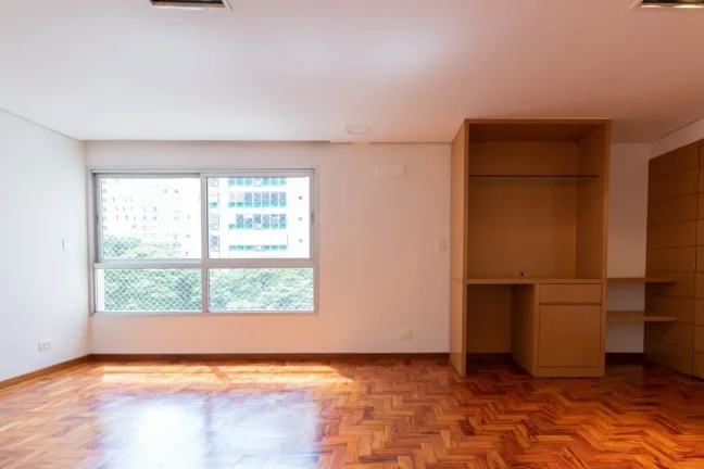 Imagem OPORTUNIDADE IMPERDÍVEL ! Apartamento 125M² Reformado, 3Q, 1 Suíte, 2 Banheiros, 2 Vagas.