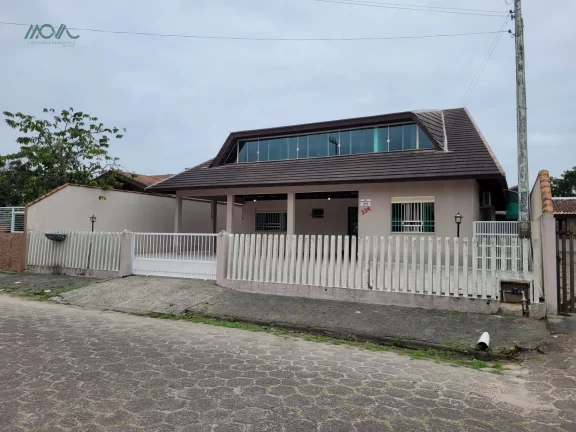 Imagem Casa com Piscina no centro de Itapoá