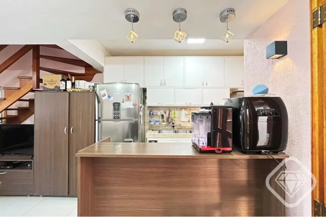 Imagem Casa com 3 dormitórios, suíte, sótão e áreas de convivência integradas no Bairro Tristeza

Um ...