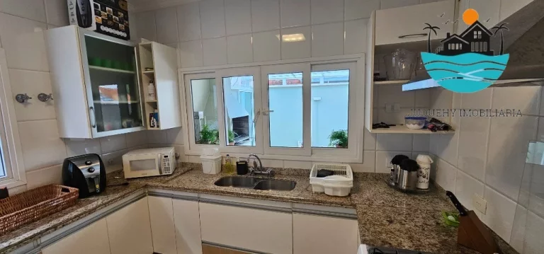 Imagem Casa em condomínio para locação em Juquehy com 4 suítes, piscina coletiva, serv. praia, 150m da praia - Acomodação 10 pessoas | Juquehy Imobiliária