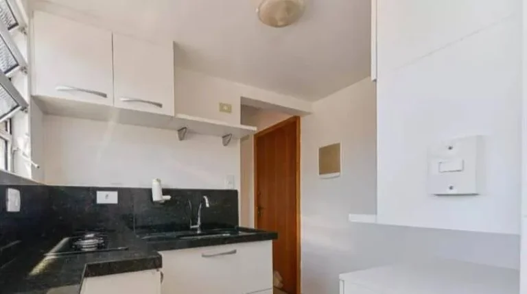 Imagem Kit a duas quadras do metr...ocirc; Santos/Imigrantes linha verde. Localizado na Rua Vergueiro, poss...