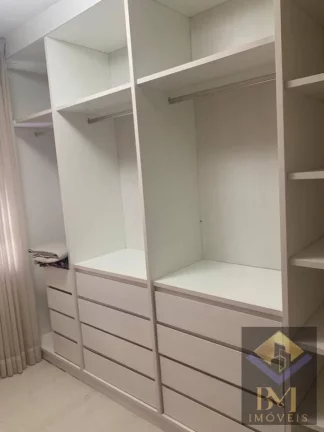 Imagem APARTAMENTO NO BOQUEIRÃO FRENTE MAR COM VARANDA E PORTEIRA F