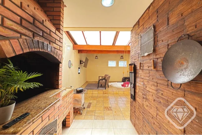 Imagem Casa 4 dormitórios (2 suítes) - Espaço gourmet - Spa com hidromassagem - Rua tranquila e sem saí...