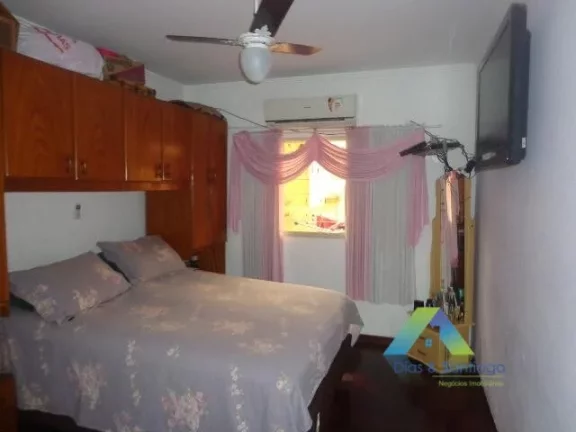 Imagem Linda casa com 3 dormitórios, 3 vagas, 3 banheiros área gourmet com fácil acesso a comércios e principais avenidas.