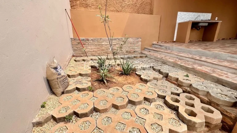 Imagem Casa Moderna com 3 Dormitórios

Dormitórios: 3 quartos, sendo 1 suíte com banheiro privativo.
Sal...