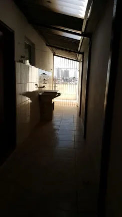 Imagem Casa com 02 vagas, sala ampla, cozinha com armários, área de serviço coberta, 03 dorm. e quintal ...