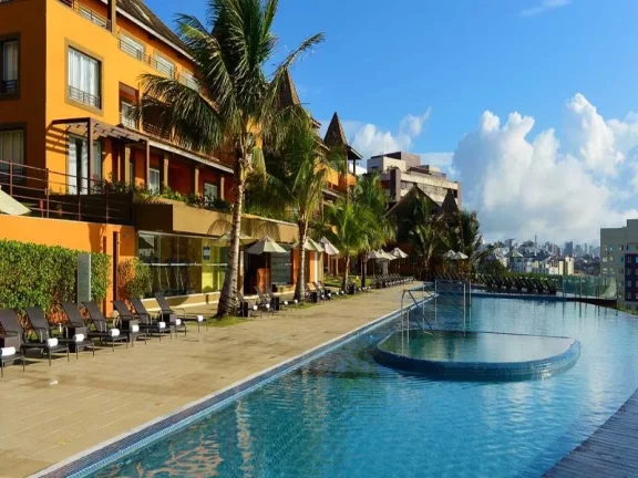 A 5ª Avenida Imóveis selecionou esse apartamento de 1/4 Sala Duplex no BAHIA LODGE, ancorado no melhor ponto do Rio Vermelho, debruçado sobre o mar: