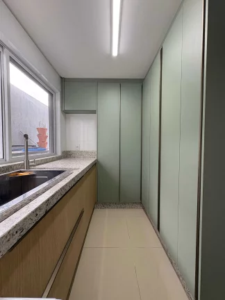 Imagem Casa mobiliada no Condomínio Caledônia com 4 suítes e 4 vagas de garagem em Camboriú