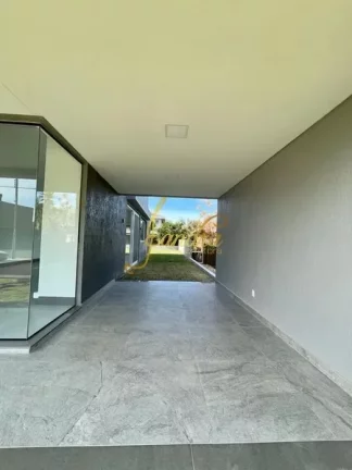 Imagem Casa térrea em condomínio fechado com 04 suites