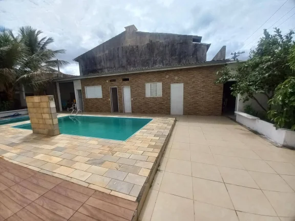 Imagem Casa Térrea com 2 Piscina em Bairro Residencial - Peruíbe