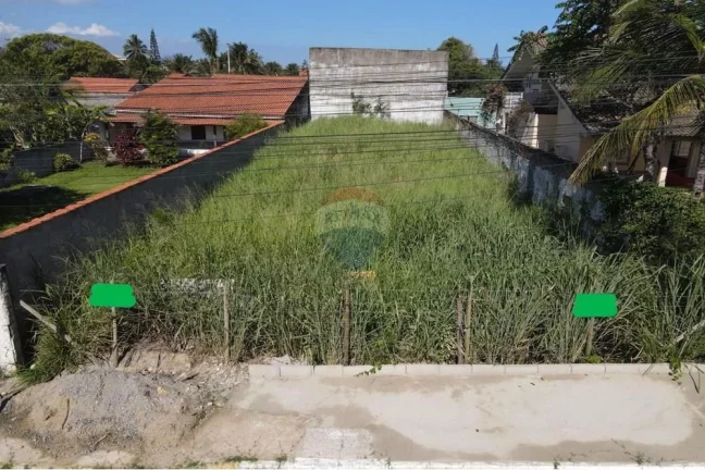 Imagem Terreno plano e murado perto da praia.