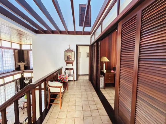 Imagem Imponente casa à venda em Riviera de São Lourenço Módulo 20: 5 quartos, 2 suítes, 3 salas, 4 vagas, 317m² de área.