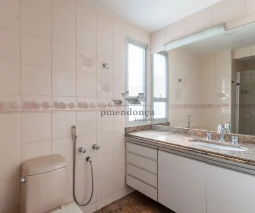 Imagem Belo apartamento com armários embutidos, arejado e iluminado. Amplo living para 02 ambientes, terra...