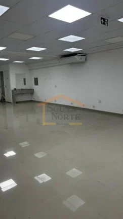 Imagem Prédio comercial com aproximadamente 670m², de construção recente e instalações modernas, dist...