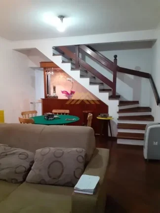 Imagem Sobrado Impecável com 3 Dormitórios e Charme Inaualável!