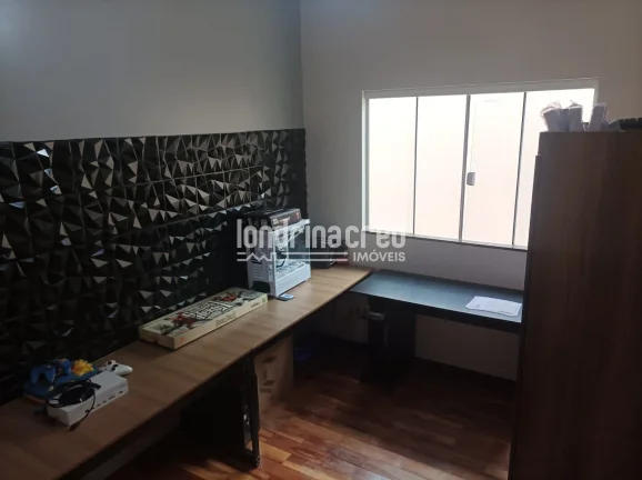 Imagem Linda casa no Jardim San Fernando: 3 dormitórios (1 suíte), cozinha planejada, churrasqueira, 2 vagas de garagem, 180m² de terreno e 117m² de área útil.