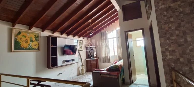 Imagem Oportunidade Única! Terreno Amplo com Casa Completa e Sofisticada