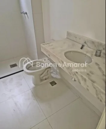 Imagem Casa com 2 suítes, amplas salas de estar e jantar, lavabo, cozinha e lavanderia. O condomínio é e...
