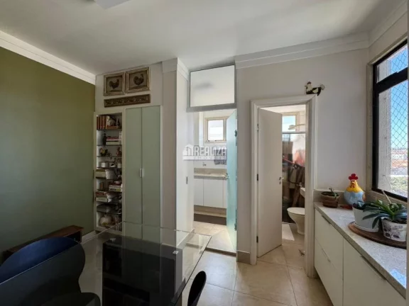 Imagem Apartamento com 4 dormitórios e móveis planejados no Condomínio Edifício Tocantins, Centro de Uberaba