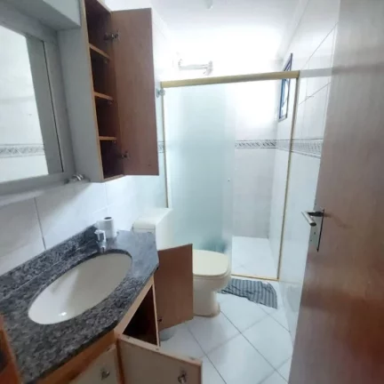 Imagem Este charmoso apartamento, totalmente mobiliado, oferece o equilíbrio perfeito entre conforto, praticidade e localização privilegiada. A poucos passos da praia – apenas 160 metros – conta com uma linda piscina. Agende sua visita e venha conhecer!