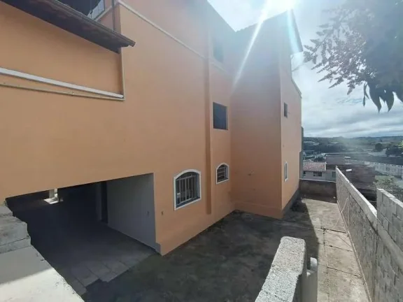 Imagem Casa Familiar com 3 Quartos, Suíte e Área de Convívio Ampliada.
