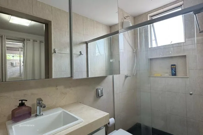 Imagem Localizado em Belo Horizonte, este apartamento de 97 metros quadrados oferece um espaço confortáve...