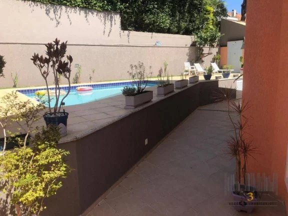 Imagem Sobrado à venda em Alphaville Barueri SP com 5 suítes, 4 vagas de garagem, piscina e 480m².