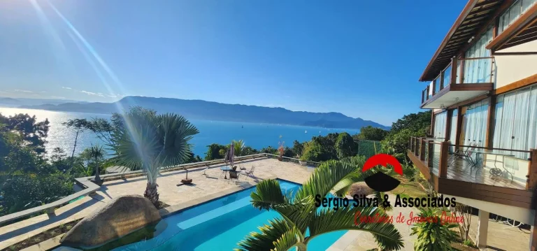 Imagem Casa Espetacular a Venda de Frente Para o Mar, em Ilhabela/SP.