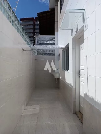 Imagem Sobrado com 3 Quartos e 2 banheiros à Venda, 98 m² por R$ 660.000