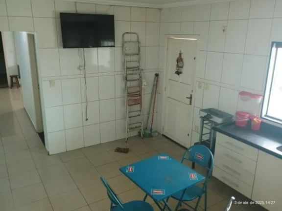 Imagem ???? "Essa casa enorme tá desocupada e pode ser sua! Olha só essa localização..."
