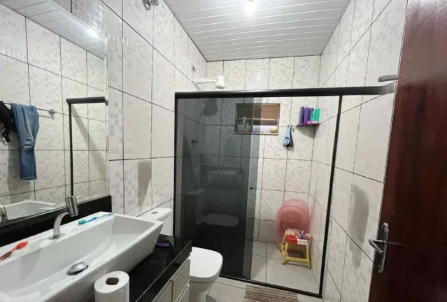 Imagem Casa Ampla e Segura com Grande Área Externa e Horta – 3 Quartos e Vagas para 4 Carros!