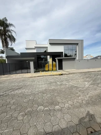 Imagem Residência contemporânea localizada na Praia de Itaguaçu, no bairro Ubatuba, a aproximadamente 30...