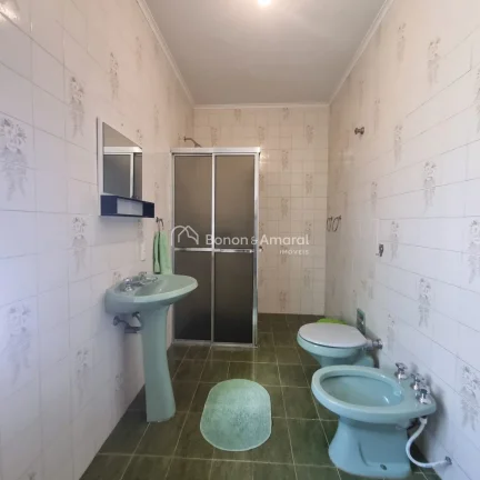 Imagem Encantadora casa em estilo colonial, do tipo sobrado, que une conforto, espaço e charme em cada det...