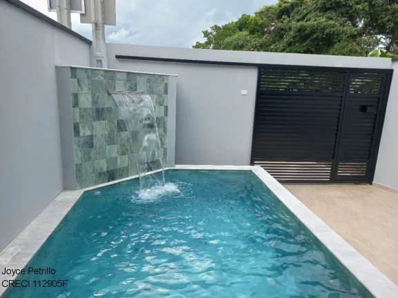 Imagem Casa com Piscina e Cascata a Venda em Peruíbe.