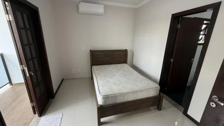 Imagem Casa a 120m do mar com 3 quartos (2 suítes), 209m² de área construída e 251m² de terreno, em Itacolomi, Balneário Piçarras - Adriano Carpes Imóveis vende!