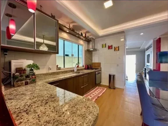 Imagem Sobrado alto padrão com 3 dormitórios e 3 vagas de garagem, com amplo jardim - Camboriú/SC
