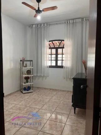 Imagem Excelente residencia bem localizado para venda no bairro do Ibes em Vila Velha com 210m²,o Sobrado possui 5 quartos, 2 banheiros e 2 vagas.