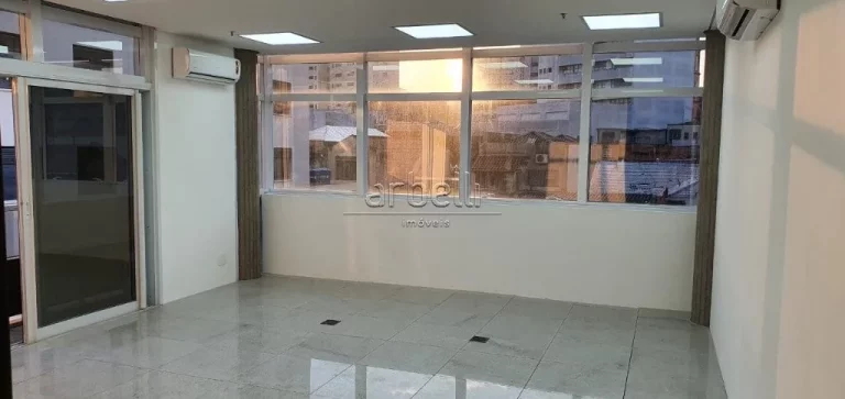 Imagem Sala com 43 metros quadrados com 2 pontos para ar-condicionado, 1 banheiro, janelas amplas, piso de ...