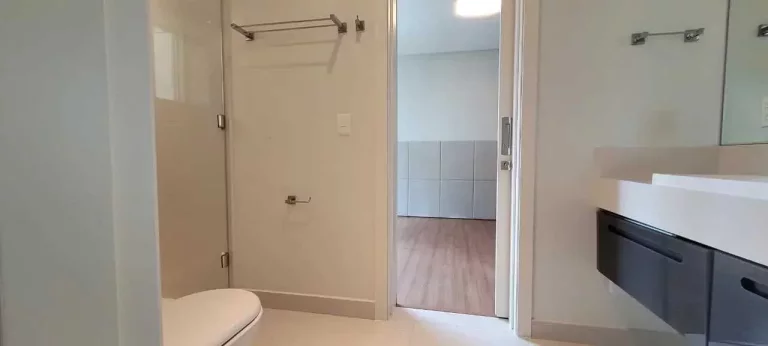 Imagem Apartamento mobiliado em condomínio fechado com 3 dormitórios sendo 1 suíte e 2 vagas de garagem em Itajaí/SC
